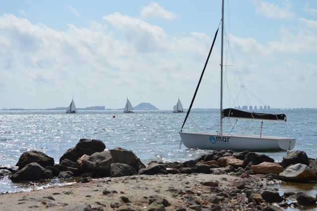 Velero Mar en las rocas